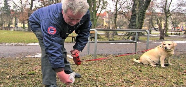 Pan Roman Maniszewski z Bydgoszczy zawsze ma przy sobie jakieś woreczki. - Kilka razy zdarzyło mi się, że nie było torebek w pojemnikach, a ja nie wyobrażam sobie, żeby nie posprzątać po moim piesku - mówi. Gdyby wszyscy właściciele czworonogów tak robili, niepotrzebne byłyby żadne mandaty, a miasto byłoby czyste i nie spotykałyby nas niemiłe "niespodzianki&#8221;.