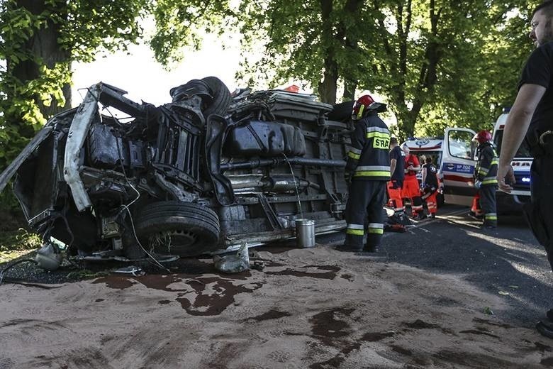 Tragiczny wypadek. Kierowca karetki został oskarżony przez prokuraturę o spowodowanie śmiertelnego wypadku. Zginął wtedy strażak [ZDJĘCIA]