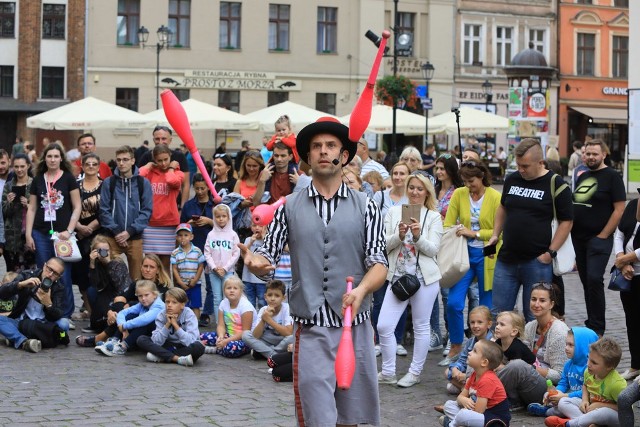 II Toruński Festiwal Nowego Cyrku odbył się dzisiaj na Rynku Staromiejskim w Toruniu. Mieszkańcy mieli okazję uczestniczyć w warsztatach sztuki cyrkowej, a także oglądać między innymi pokazy kuglarskie, akrobatyczne i pantomimy.Zobacz także:Zlot miłośników gier i fantastykiFestiwal Roślin Owadożernych w Arenie ToruńKocie piękności w Toruniu