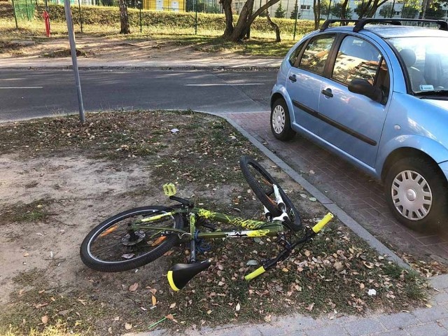 Do wypadku doszło w piątek, 5 października, na ul. Słowackiej koło szkoły podstawowej nr 22. 12-latek jadący na rowerze uderzył w samochód.Chłopiec najprawdopodobniej był za przejściem dla pieszych. – Wyjaśniamy wszystkie okoliczności oraz przebieg zdarzenia – mówi podinsp. Małgorzata Stanisławska, rzeczniczka zielonogórskiej policji. 12-latek został przewieziony do szpitala.Zobacz wideo: Dlaczego jeżdżenie w kasku może uratować życie?wideo: Dzień Dobry TVN/x-news