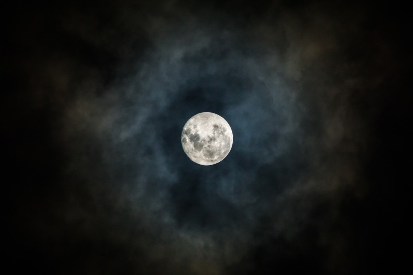 Truskawkowy Księżyc - niezwykła pełnia księżyca 24 czerwca...