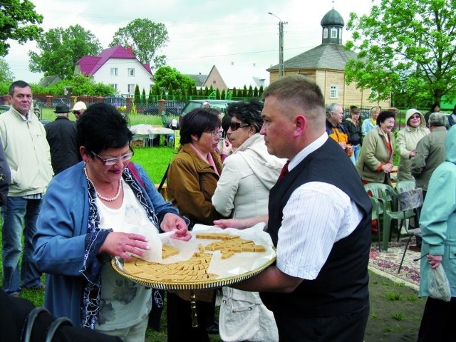 Halvą, czyli tatarskim deserem, uczestników festynu w Bohonikach częstował Maciej Szczęsnowicz (pierwszy z prawej)