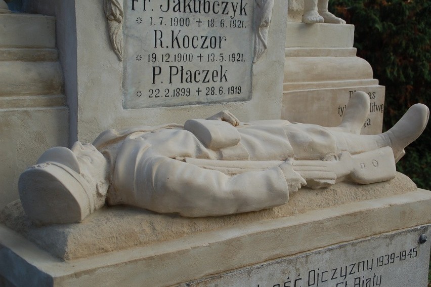 Pomnik Powstańców Śląskich znajduje się przy kościele...