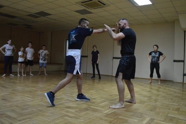 Treningi Muay Thai w Warce poprowadzą Przemysław Żak i Agata Kacprzak.
