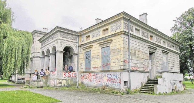 Zdewastowany dwór w Wadowie przy ul. Glinik może w końcu doczekać się remontu i będzie służył mieszkańcom