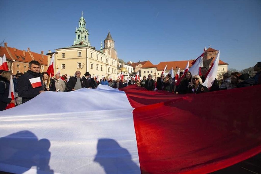 Biało-czerwony marsz i śpiewanie hymnu. Tak Kraków świętował setną rocznicę odzyskania przez Polskę niepodległości [ZDJĘCIA]