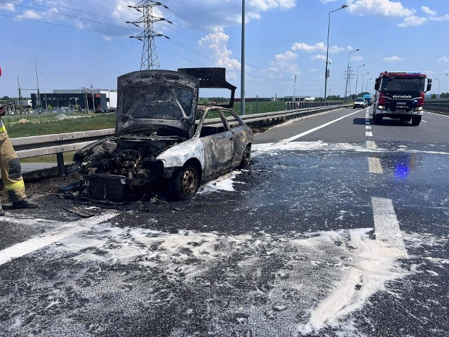 Na autostradzie A4 na granicy powiatów wielickiego i bocheńskiego spłonął samochód osobowy. Zdarzenie spowodowało utrudnienia w ruchu