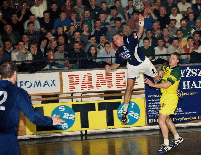 W sezonie 1999/2000 Iskra Lider Market Kielce zadebiutowała w rozgrywkach grupowych Ligi Mistrzów meczem ze słoweńskim Celje Pivovarna Lasko. Na zdjęciu rzuca Mariusz Jurasik.