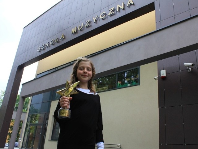 Julia Palmowska uczy się w klasie gitary w Państwowej Szkole Muzycznej w Kielcach.