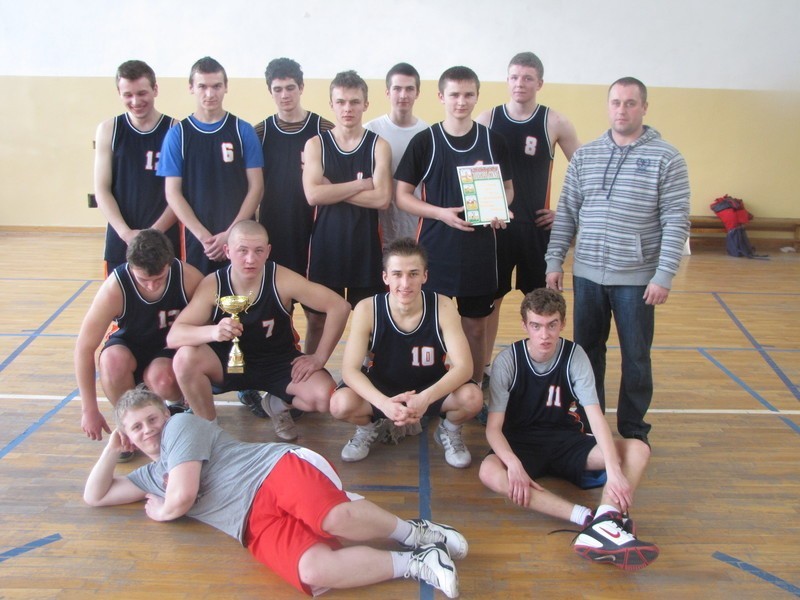 Zwycięska drużyna koszykarska chłopców  z Lipin.