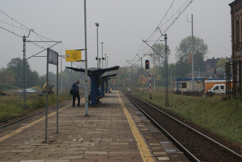 Trwa remont peronu na stacji kolejowej w centrum Dąbrowy...