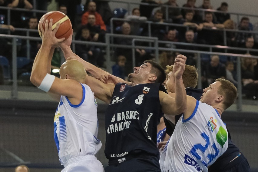 R8 Basket zdemolował zespół z Olsztyna