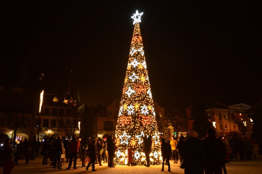 Myślenicki rynek przed i po włączeniu świątecznej iluminacji