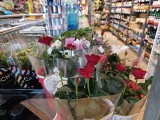Kupując rośliny w supermarkecie, możesz się naciąć! Zobacz, co sprawdzić, by cieszyć się kwiatami długo po ich zakupie