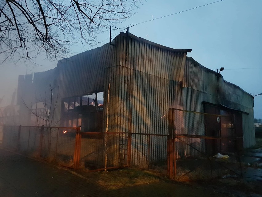 Olbrzymi pożar w Białogardzie. Płonęła stara, opuszczona...