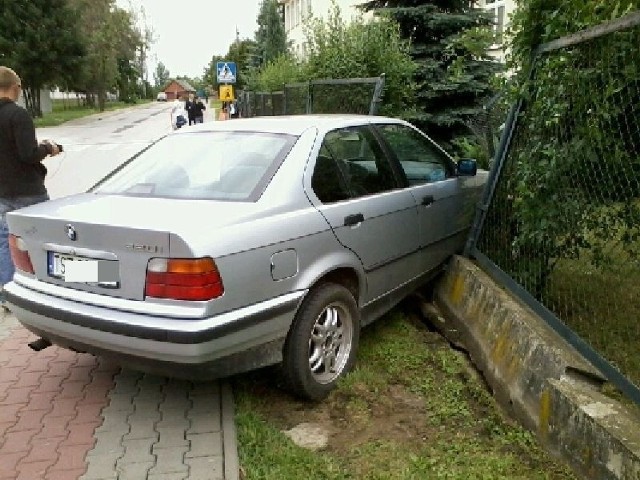 BMW, które potrąciła dwie nastolatki, staranowało później ogrodzenie.