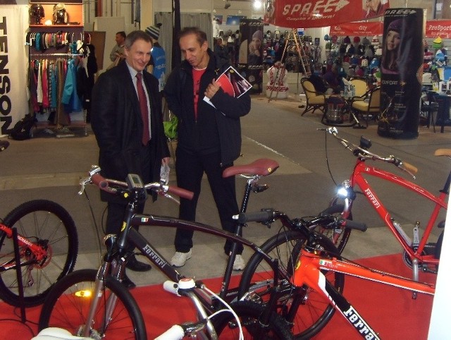Właściciel kieleckiego Kolportera, Krzysztof Klicki, nabył takie cudo &#8211; rower Ferrari. Na zdjęciu z właścicielem firmy, sprowadzającej te rowery, Wiesławem Wieczorkiem
