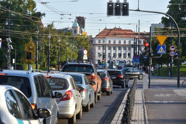 Sznur samochodów na dojeździe Szosą Chełmińską do placu NOT-u - ruch w tym miejscu ma usprawnić nakaz skrętu w prawo