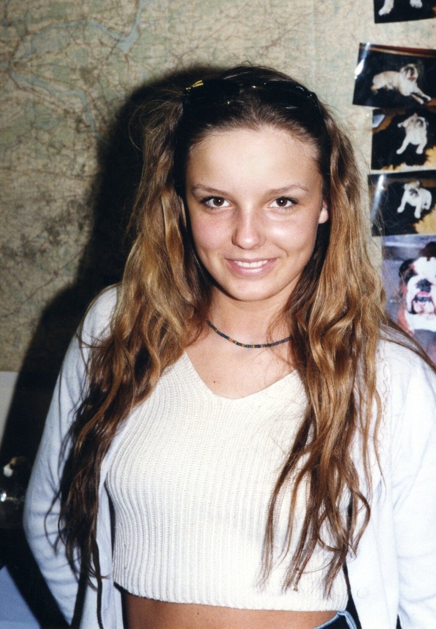 „Sara”. Agnieszka Włodarczyk zaczynała karierę jako nastolatka. Dziś ma już 42 lata i z trudem idzie ją rozpoznać na archiwalnych zdjęciach!