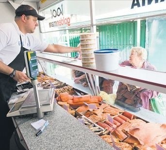 Piotr Siewierski, sprzedający wędzone ryby na koszalińskim targu, twierdzi, że ceny norweskich łososi w końcu zaczną spadać.