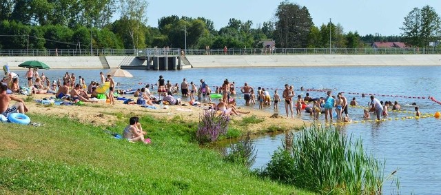 Nad zalew przyjeżdżają tu nie tylko mieszkańcy z okolicy, ale i z dalej oddalonych terenów. Woda i plaża są tu czyste, a bezpieczeństwa kąpiących się pilnują, w godzinach od 10 do 18, dwaj ratownicy.