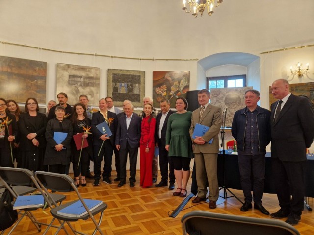 Na Międzynarodowe Triennale Malarstwa Regionu Karpat „Srebrny Czworokąt” 2024 napłynęło ponad sto prac. Nagrody i wyróżnienia artystom wręczano na Zamku w Krasiczynie.