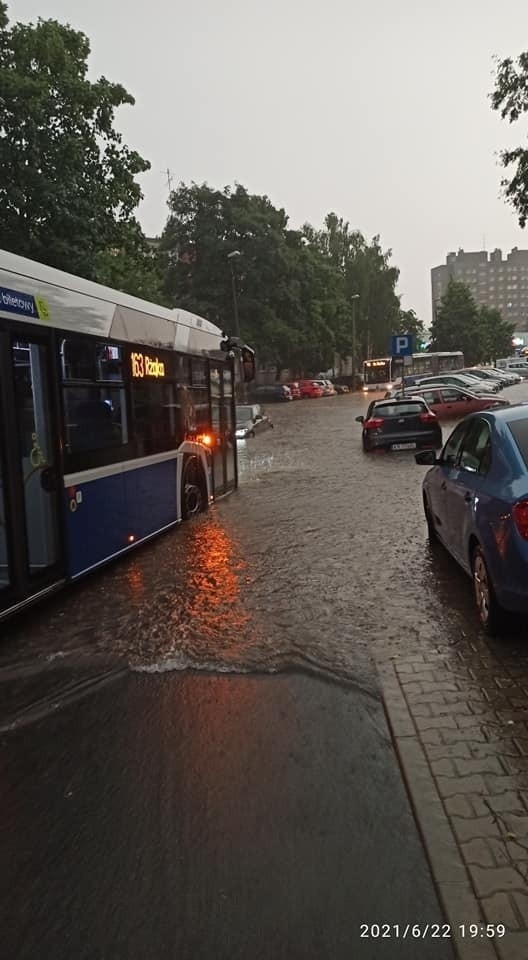 Kraków. Przepis na wodny kataklizm: ekstremalne opady w mieście zalewanym betonem