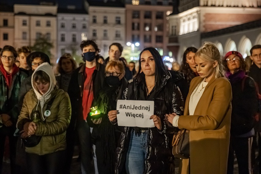Kraków. "Ani jednej więcej". Protest Strajku Kobiet na Rynku Głównym i na ul. Retoryka [ZDJĘCIA]