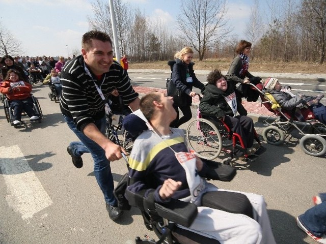 Pokonanie kilometrowej trasy biegu na wózkach inwalidzkich było ogromną radością dla niepełnosprawnych, a dla opiekunów nie lada wyzwaniem.