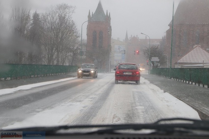 Zima atakuje we Włocławku - śnieg na ulicach, 8 lutego 2021...