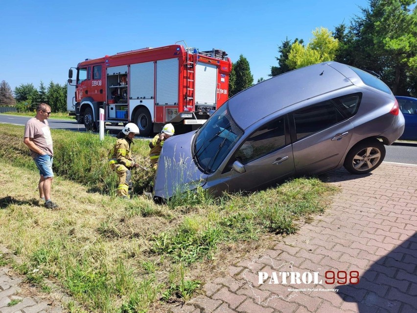 Na drodze wojewódzkiej pod Krakowem kierowca zasnął za kierownicą. Jego samochód wypadł z jezdni