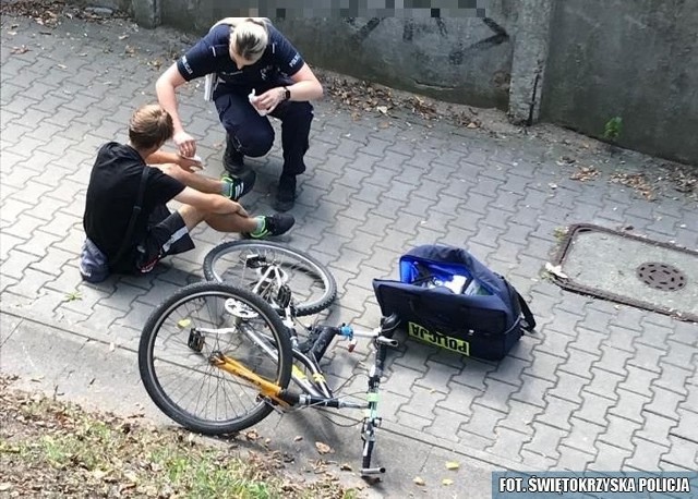 Policjantka udziela pierwszej pomocy mężczyźnie, który miał wypadek