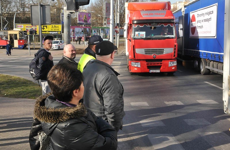 Protest przewozników w Bydgoszczy. Ponad sto tirów blokowało miasto