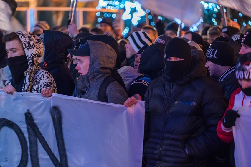 Kibice Sandecji Nowy Sącz chcą nowoczesnego stadionu i manifestowali przed sądeckim ratuszem [ZDJĘCIA, WIDEO]