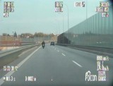 Nietrzeźwy 51-letni motocyklista bez uprawnień, jechał prawie 200 km/h aleją Armii Krajowej w Gdańsku [wideo]