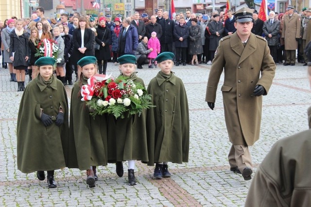 Kwiaty pod Pomnikiem Wdzięczności składają uczniowie klasy mundurowej