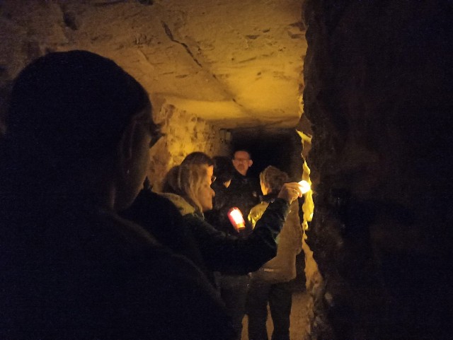 Dużo osób skorzystało z oferty Muzeum Historyczno - Archeologicznego  w Ostrowcu Świętokrzyskim, która została przygotowana w ramach Europejskiej Nocy Muzeów. Było Ognisko przy dźwiękach etno, nocne zwiedzanie podziemnej trasy oraz pokaz ognia.