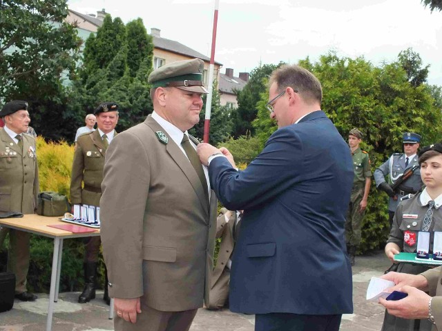 Medal z rąk Jana Kasprzyka otrzymuje nadleśniczy z Suchedniowa Piotr Fitas.