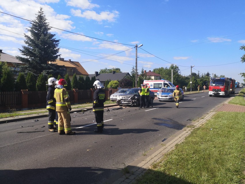 Wypadek w Tarnobrzegu - Wielowsi. Po zderzeniu dwóch samochodów droga była zablokowana