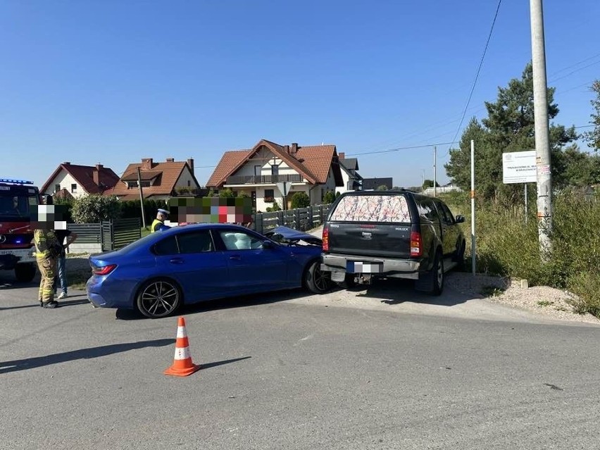Stłuczka na skrzyżowaniu ulic Szkolnej i Podlesie w Brzezinach. Zderzyła się toyota z BMW