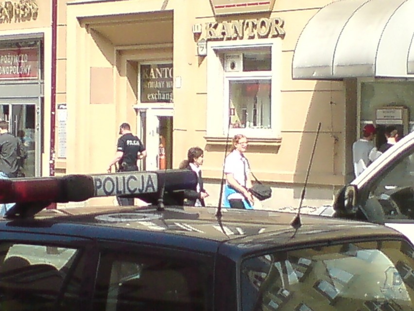 Lewica przywitana przed biurem PO przez policję, zamiast posłów