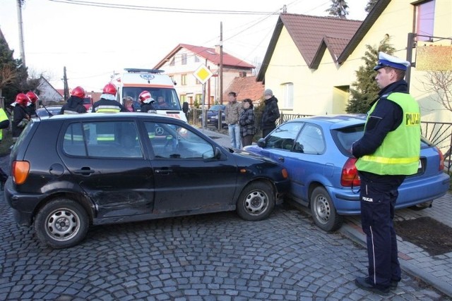 W wyniku wypadku uszkodzona została także zaparkowana honda, w którą uderzył volkswagen.