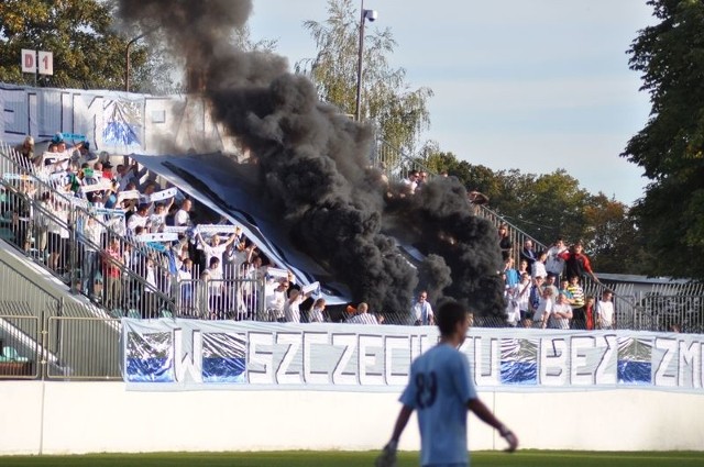 Przed rokiem piłkarskie derby Szczecinka kibice Wielimia uczcili zakazanymi na stadionach pokazami pirotechnicznymi.