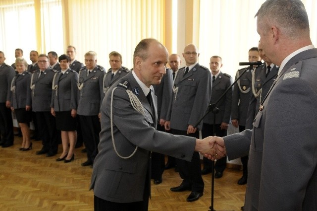 Insp. Krzysztof Zgłobicki odbiera nominację z rąk nadinsp. Marka Działoszyńskiego, komendanta głównego policji.