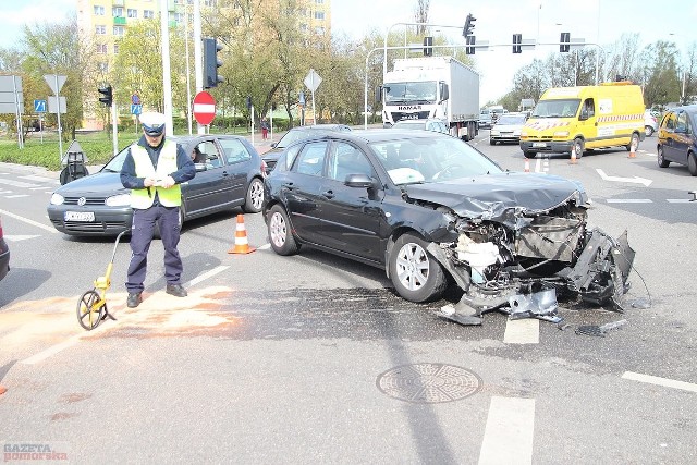 Do nietypowego zdarzenia doszło w poniedziałek ok. godz. 9.25. Na skrzyżowaniu ul. Toruńskiej i Wienieckiej zderzył się samochód osobowy mazda jadący lewym pasem od strony Torunia z wozem straży pożarnej jadącym z ul. Wienieckiej. Trwa ustalanie przyczyn wypadku. Nikomu nic się nie stało. Obaj kierowcy byli trzeźwi.