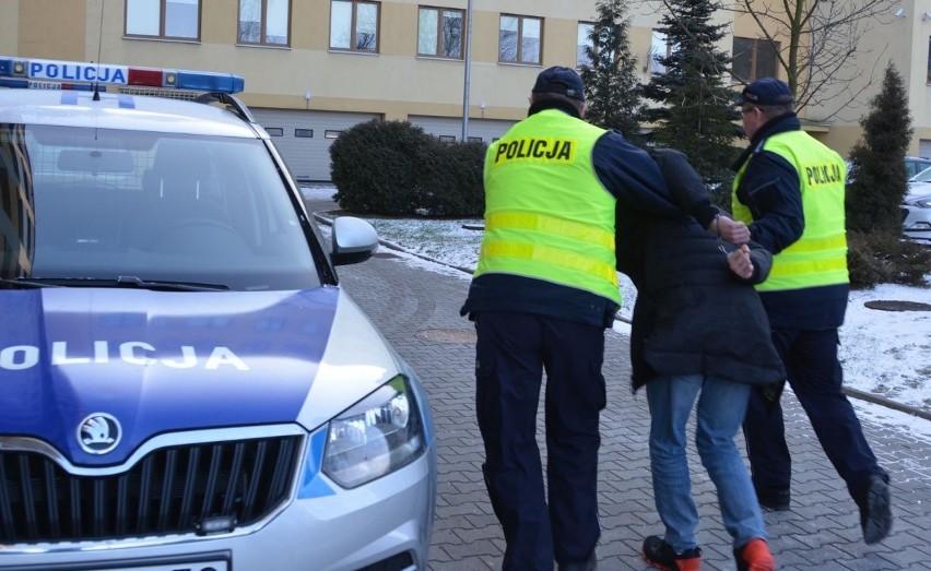 Radomskie. Oszust podawał się za wnuczka. Wyłudził od starszej kobiety ponad 20 tysięcy złotych. Policjanci zatrzymali go na gorącym uczynku