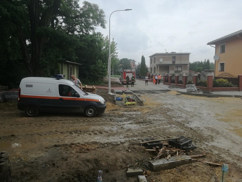 Uszkodzony gazociąg przy ul. Karpackiej w Kędzierzynie-Koźlu. Trwa ewakuacja mieszkańców