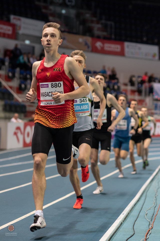 Adam Masaczyński podczas biegu na 800 metrów podczas lekkoatletycznych halowych mistrzostw Polski juniorów.