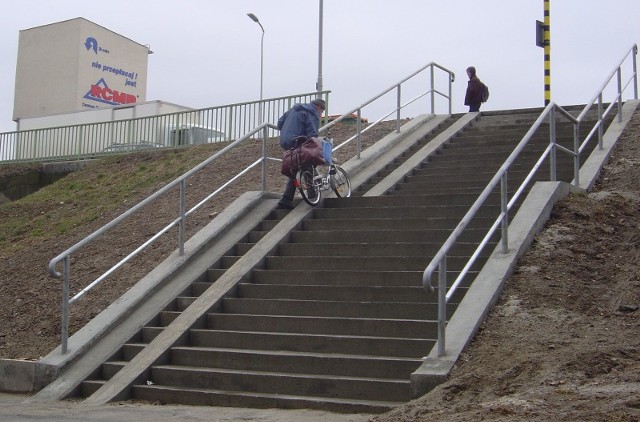 Tunel powstanie obok schodów prowadzących na zaporę.