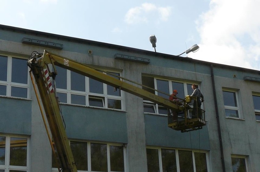 Olkusz. Rozpoczął się montaż budek lęgowych dla jerzyków. Będzie ich 150 [ZDJĘCIA]